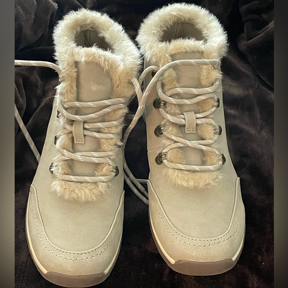 Women's Beige Fur-Lined Bare trap boots. Worn twice, in great condition.